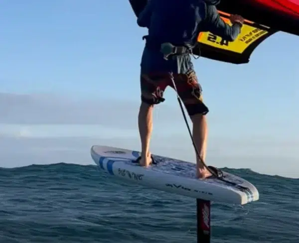 Rider hydrofoiling with the eFoilSolutions waist retractable leash kit in action, as seen during an eFoilgc session.